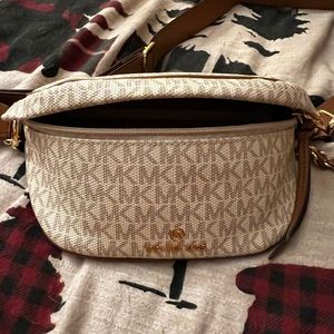 MICHAEL MICHAEL KORS
Slater Extra-Small Logo Sling Pack
Style# 30S2G04M1B